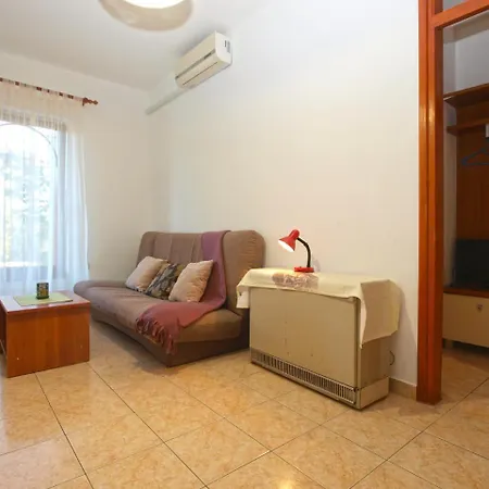 Apartment Apartments Milava 397 Pula