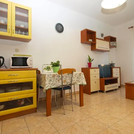 Apartment Apartments Milava 397 Pula